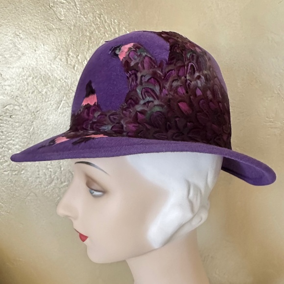 ONE OF A KIND DESIGNER JACK MCCONNELL VINTAGE PURPLE FELT HAT + FEATHER DETAILS - Picture 2 of 11